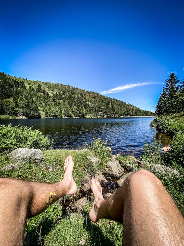 Faire bronzette au bord du lac des Truites (Forlet) / Crédit photo - Pierrick Aubert